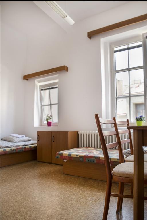 Dizzy Daisy Hostel Prag Exterior foto
