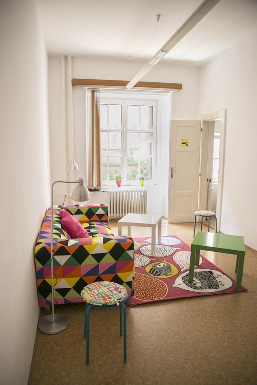Dizzy Daisy Hostel Prag Exterior foto