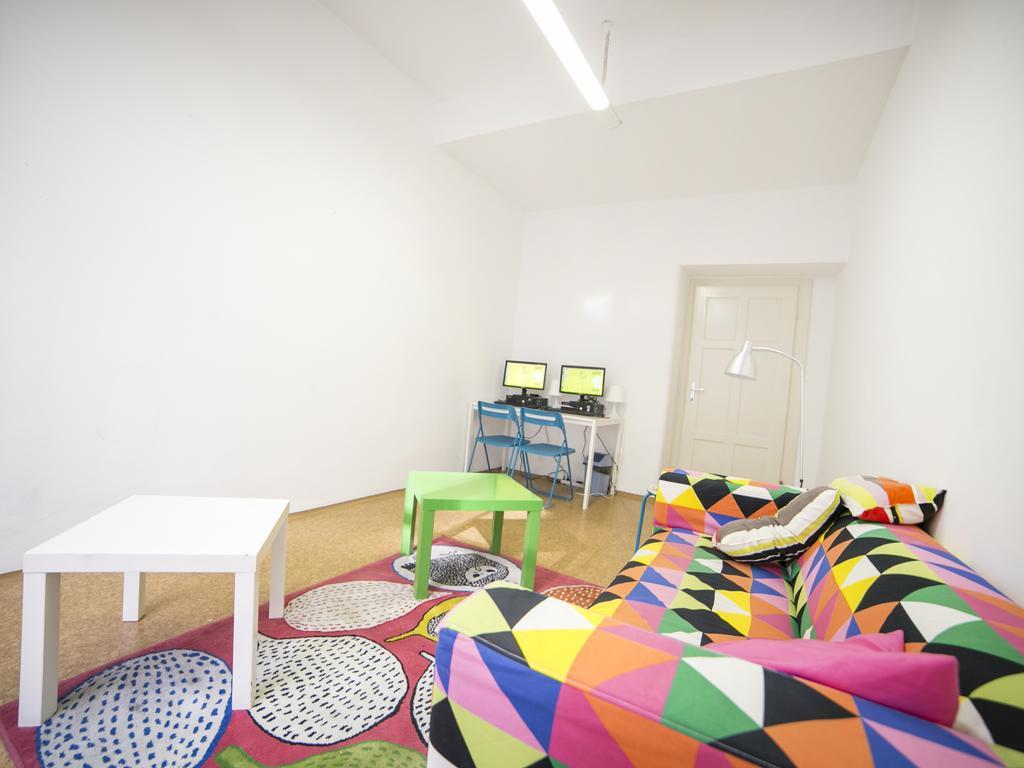 Dizzy Daisy Hostel Prag Exterior foto